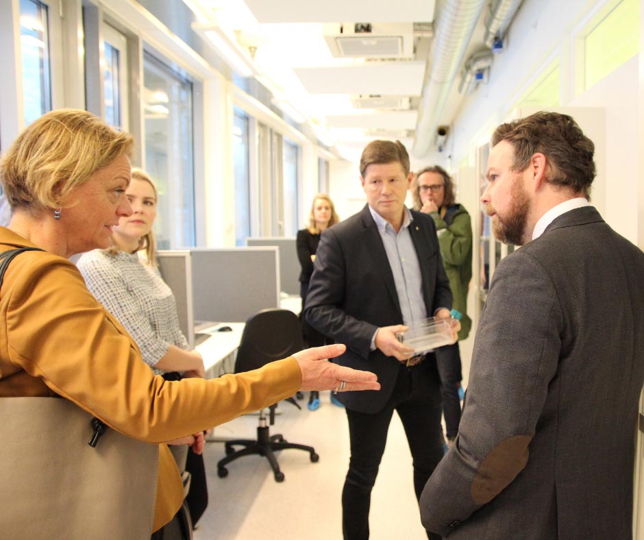 A discussion between Bjørn Pedersen, Managing Director, Thorbjørn Røe Isaksen, the Minister of Trade & Industry, and two other persons.